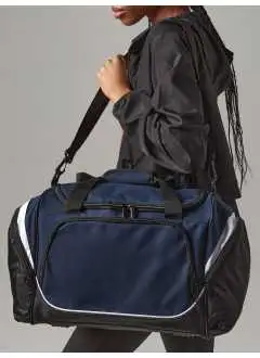 100% Combinazione poliestere 600d/420d. Borsa con tracolla regolabile, doppia tasca laterale e tasca anteriore con zip. Etichetta removibile.  
Dimensioni: 48 x 30 x 27 cm, capacita': 30 litri, area di stampa: frontale - 22 x 11 cm, laterale - 12 x 10 cm.