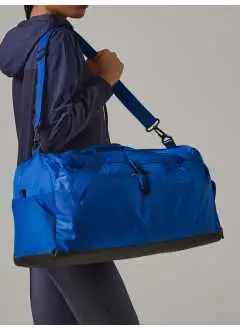 100% poliestere riciclato. Borsone in poliestere riciclato certificato GRS, apertura con due zip bidirezionali, tasca dedicata per racchetta, adatto per racchette fino a circa 23cm di larghezza, manicotto per mazza da hockey con elastico di fissaggio, tasca porta scarpe e tasca impermeabile porta indumenti bagnati, tasca frontale con zip, tasca posteriore con zip, tasca laterale in rete elasticizzata, tracolla regolabile e removibile. Dimensioni: 51x26x20 cm, Capacità: 26 litri. Etichetta strappabile.