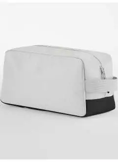 100% poliestere riciclato. Astuccio porta scarpe in poliestere riciclato certificato GRS, apertura con due zip bidirezionali, pannello di ventilazione, scomparto principale con zip, maniglia di trasporto laterale. Dimensioni: 35x17x15cm, Capacità: 9 litri. Etichetta strappabile.