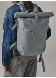 100% poliestere riciclato. Zaino con chiusura roll-top, tessuto impermeabile, scomparto principale impermeabile, tasca frontale con zip, doppie cinghie di compressione laterali, spallacci imbottiti e regolabili. Dimensioni: 31x12.5x46cm, Capacità: 18 litri. Etichetta strappabile.