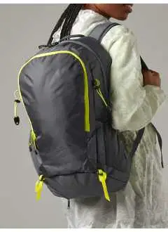 100% poliestere 210D. Zaino ultraleggero, con attacco per bastoncini da trekking, tessuto resistente all'acqua, copertura impermeabile rimovibile, tasca anteriore e interna con cerniera, tasche laterali in rete elastica, pannello posteriore ventilato, inserti riflettenti, con manico. Etichetta strappabile. Dimensioni: 30x50x21 cm, capacità: 25 litri, area di stampa: 20x25 cm.
