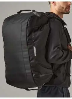100% Combinaison polyester 600D/600D nid d'abeille. Double fermeture éclair avec cordons réflecteurs, compartiment principal rembourré, compartiment à chaussures et articles mouillés, base matelassée renforcés. Peut être porté à la main ou sur l'épaule. Dimensions: 67 x 33 x 42 cm. Capacité: 60 litres. Surface imprimable: 36 x 14 cm.
