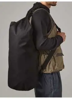 100% TPU imperméable et léger. Sac avec étiquette détachable TearAway, système sécurisé de fermeture coulissant et à clip, coutures thermocollées étanches, léger mais durable, organisateur interne, bandoulière amovible ajustable, surface intérieure de nettoyage facile. Dimensions: 30 x 55 cm. Volume: 40 litres.surface maximale d'impression: 44 x 35 cm.