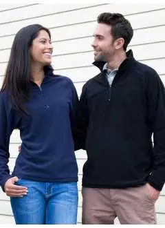 100% poliestere microfleece. Pile termico a mezza zip, maniche lunghe, orlo a doppio ago, easycare, etichetta strappabile.