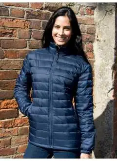 100% polyester 20D nylon. Blouson à la coupe féminine extrêmement léger et chaud, coupe-vent et imperméable. Zip frontal YKK complet avec rabat interne, poignets élastiqués. Poches avant zippées, Poche intérieure zippée à la poitrine. Col montant avec mentonnière, cordon de serrage dans l''ourlet du bas.