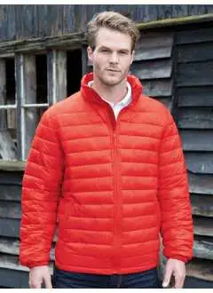 100% 20D nylon. Chaqueta de poliéster. Plumas ligero, cremallera entera YKK y cuello alto. Puños elasticos, dos bolsillos frontales con cremallera, bolsillo interior.