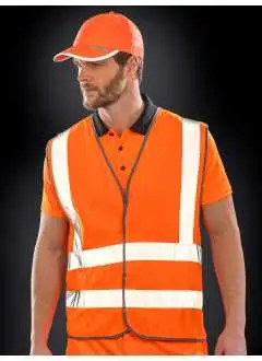100% Polyester. Gilet de protection haute visibilité, bandes de sécurité sur les épaules et 2 bandeaux autour du corps  en polyester gris reflechissant de 50 mm de large, fermeture par velcro. 120g / m².