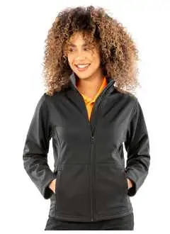 93% polyester, 7% élasthanne. Veste softshell imperméable avec couche interne micro polaire. Fermeture zippée coupe vent avec rabat intérieur de protection poches latérale szippées. Coupe confortable pour faciliter les mouvements.