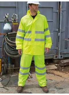 100% poliestere, rivestimento in PVC. Giacca con cappuccio integrato con cordini, chiusura con zip intera, tasche frontali con patta, spacco posteriore foderato in rete, polsino elasticizzato, orlo con coulisse. Pantaloni con elastico in vita, tasche laterali. Impermeabili e antivento, entrambi con cuciture nastrate e strisce catarifrangenti. Busta per riporlo comodamente.