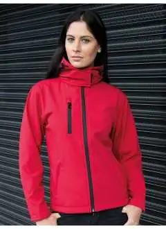 93% poliestere, 7% elastane. Giacca in softshell 3 strati anti-vento, traspirante e impermeabile, tessuto interno in caldo micropile, cappuccio regolabile e rimovibile, zip frontale intera e 1 tasca lato cuore con zip, etichetta neutra, leggermente sfiancata.