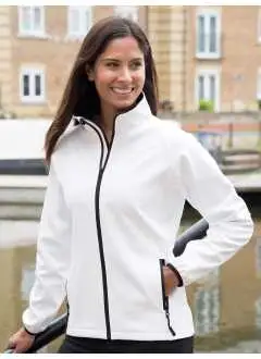 100% polyester. Composition (veuillez noter que la transition des stocks est en cours) : Intérieur polaire 100% polyester recyclé jusqu'à épuisement des stocks. Veste softshell avec couche interne en micropolaire pour plus de chaleur, coupe-vent et respirant, fermeture à glissière intégrale avec protège- menton YKK, 2 poches zippées latérales, manchette élastique lié, légèrement cintrée.