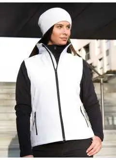100% polyester. Composition intérieur polaire 100% polyester recyclé (veuillez noter que la transition des stocks est en cours: intérieur non recyclé jusqu'à épuisement des stocks) Veste softshell avec couche interne en micropolaire, coupe-vent et respirant. Fermeture à glissière intégrale avec protège-menton YKK, 2 poches zippées latérales, étiquette neutre.