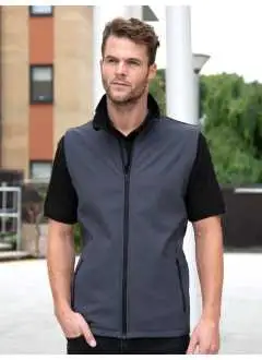100% polyester. Composition intérieur polaire 100% polyester recyclé (veuillez noter que la transition des stocks est en cours: intérieur non recyclé jusqu'à épuisement des stocks) Veste softshell avec couche interne en micropolaire, coupe-vent et respirant. Fermeture à glissière intégrale avec protège-menton YKK, 2 poches zippées latérales, étiquette neutre.