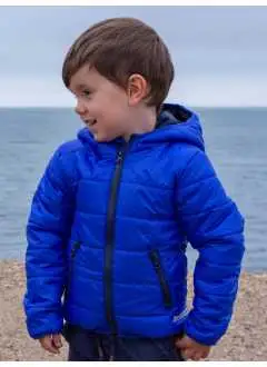 100%polyester. Veste avec capuche intégrée, doublure et fermeture éclair de couleur contrastée, légère et chaude, facile à comprimer.
XXS=2/3 ans, XS= 3/4 ans, S=5/6 ans, M=7/8 ans, L=9/10 ans