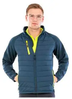 100% polyester recyclé TOPGREEN. Softshell imperméable, poches zippées contrastées, zip YKK frontal avec mentonnière, col et torse rembourrés, doublure REPREVE, poignets souples, tirette noire, manches imprimables, étiquette détachable.