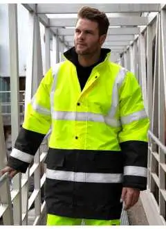 100% poliéster. Chaqueta de trabajo impermeable 1000 mm, anti-viento, EN ISO 20471: 2013 + A1-2016 - Clase 3, RIS-3279-TOM - Clase 3 (solo naranja), hombros reflectantes 50 mm, bandas reflectantes en el cuerpo y mangas, amplios bolsillos cubiertos con una solapa anti-viento, capucho que desaparece con un cordón regulable, solapa anti-viento con cierre de botón automático, forro acolchado a rombos, cierre robusto y doble, costuras completamente selladas, cuello levantado, bolsillo interno, parte inferior oscura para ocultar la suciedad, apta para personalizar, sin etiqueta.