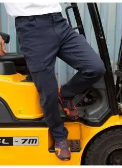 98% cotone, 2% spandex Twill con finitura mano pesca. Pantalone cargo con tasca frontale multiuso con chiusura a strappo, chiusura con bottoni e zip YKK, cuciture rinforzate su punti di stress, doppie cuciture, tasche laterali stile western, vita elasticizzata, tasca posteriore, vestibilità slim ma comoda.