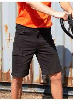 98% cotone, 2% elastan. Twill con finitura mano pesca. Pantalone cargo corto con tasca frontale multiuso con chiusura a strappo, chiusura con bottoni e zip YKK, cuciture rinforzate sui punti di stress, doppie cuciture, tasche laterali stile western, vita elasticizzata, tasca posteriore, vestibilità slim comoda , antivento, rifiniture resistenti e durevoli.