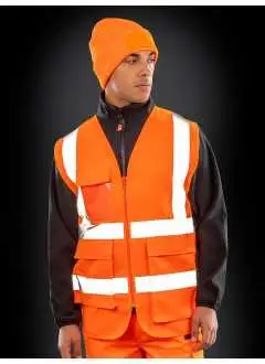 20% coton 80% polyester. Gilet de sécurité avec bandes réfléchissantes aux épaules, fermeture éclair entière. Une poche extra longue, poches avec fermeture velcro, poche multi-usage pour carte d'identification. Coupe ample. Boucle de suspension. Yellow - EN ISO 2013+A1:2016 Class 2 / UK 2019 S1696 Schedule 35 Regulation 38. 190 g/m². Navy & Black EN17353:2020