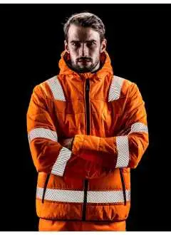 100% polyester recyclé rip-stop avec TPU. Rembourrage: 100% polyester recyclé REPREVE® 200g/m². Doublure: 100% polyester recyclé. Veste de sécurité rembourrée avec capuche, finition résistante à l'eau. Zip YKK avec protège-menton, ourlets élastiques. Bandes de sécurité imprimées, poches frontales zippées, capuche rembourrée, poche interne. Sans PFOA. EN ISO 20471: 2013+A1:2016 Class 2/RIS-3279-TOM Class 2 (orange). Lavable à 40°C.