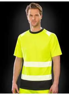100% polyester recyclé, col 100% polyester. T-shirt de sécurité élastique et respirant, détails réfléchissants aux épaules. Bandes de sécurité imprimées. Col élastique côtelé. Tissu respirant et à séchage rapide. Col et ourlet de couleur noire. EN ISO 20471: 2013+A1:2016 Class 2. Lavable à 40°C.
