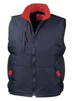 Extérieur 100% nylon ripstop, rembourrage interne 100% polyester. Gilet avec doublure interne de couleur contrastée. Bodywarmer imperméable et coupe-vent. Dos allongé avec élastiques côté pour un plus grand confort.