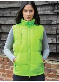100% polyester. Bodywarmer coupe-vent résistant à l'eau, lignes de rembourrage horizontales, capuche rangée dans le col, zip frontal complet, deux poches devant, une poche poitrine, emmanchures et ourlets réglables. Nouvelles ouvertures extérieures avec zip invisibles à hauteur des épaules.