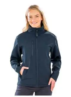 Couche externe: 100% polyester recyclé TOPGREEN Couche centrale: TPU résistant à l'eau 8000mm, respirant 1000g, coupe-vent. Tissu intérieur: 100% polyester recyclé micropile. Veste softshell 3 couches hydrofuge avec zip YKK et protection pour le menton, détails réfléchissants sur les épaules avant et arrière, coutures décoratives avant et arrière, poches frontales avec zip, col haut, PFOA-free.