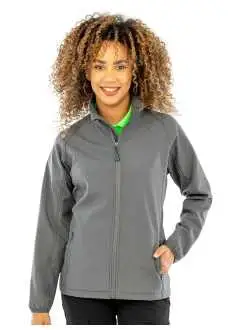 100% poliestere riciclato TOPGREEN®. Interno: 100% poliestere riciclato micropile. Giacca in softshell leggermente sfiancata, stampabile, polsini morbidi, zip YKK NATULON® Eco-Friendly.