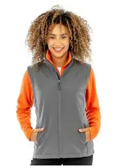 100% poliestere riciclato TOPGREEN®. Interno: 100% poliestere riciclato micropile. Gilet in softshell stampabile con colletto alto, orlo inferiore piatto leggermente sfiancato, zip YKK NATULON Eco-Friendly.