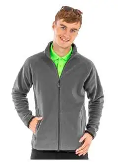 100% poliestere riciclato. Pile con zip intera, con cuciture decorative, zip YKK NATULON® Eco-friendly, buona ritenzione di calore, asciugatura rapida, anti-umidità, PFC-free.