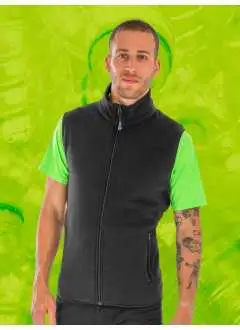 100% poliestere riciclato. Gilet in pile con maglia fitta, con zip YKK NATULON®Eco-friendly, giromanica e orlo elasticizzati, tasche frontali con finitura in pile, cuciture decorative, buona ritenzione di calore, asciugatura rapida, anti-umidità, PFC-free.