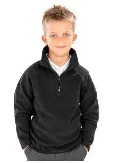 100% poliestere riciclato. Pile da bambino mezza zip, con zip YKK NATULON Eco-Friendly, orlo e polsini elasticizzati, cuciture decorative, facile da lavare, asciugatura rapida, PFC free.