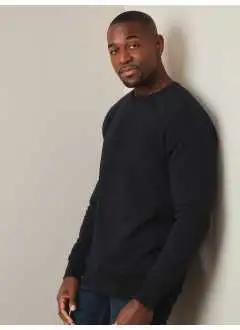 80% algodón, 20% poliéster. Sudadera cuello redondo hombre, interior felpa perchada, canalé en cuello, puños y elástico cintura. Pequeña etiqueta con la talla en la nuca, etiqueta de cuidado en la costura lateral. Col. GYH: 70% cot. 30% pol.