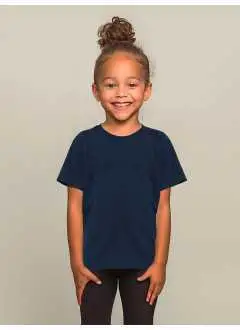 100% poliestere Active-DRY°. T-shirt sportiva da bambino a maniche corte con taglio raglan, ideale per garantire massima libertà di movimento. Realizzata con una struttura a cuciture laterali per una vestibilità comoda e resistente, presenta un pratico parasudore in contrasto per un tocco di stile e maggiore comfort. Completa di etichetta strappabile per evitare irritazioni, è perfetta per lo sport e le attività all’aria aperta.