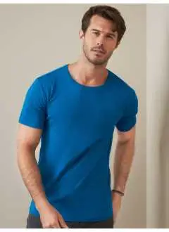 100% algodón hilado enanillo. Camiseta cuello redondo manga corta, cuello en punto canalé, costuras laterales, mangas más ajustadas, sin logo. Col. GYH: 85% cot. 15% visc.