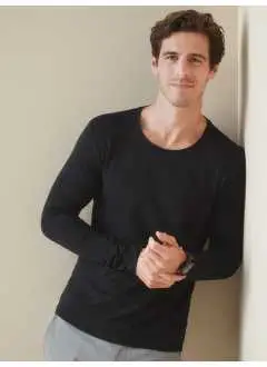 95% algodón peinado hilado en anillo, 5% elastán. Camiseta de manga larga , cuello redondo, cinta del cuello contrastada, costuras reforzadas de hombro a hombro y costuras laterales.
