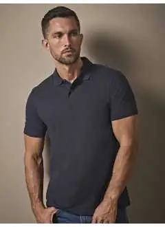 65% coton organique, 35% polyester. Polo à manches courtes, col côtelé, coutures latérales, manches sans poignets, 2 boutons ton sur ton. Étiquette détachable dans le col. Lavable à 60°C.