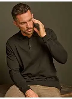 95% cotone organico ring-spun, 5% elastane. Polo a maniche lunghe, set-in, mini piqué, 3 bottoni tono su tono, nastro di rinforzo alle spalle, colletto in Lycra, struttura con cuciture e spacchetti laterali.
