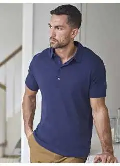 100% coton pima. Polo au look sportif et métropolitain, patte mince avec des boutons perle anthracite et col dans la même matière, coupe ajustée, épaules renforcées, double pré-rétrécissement, lavage enzymatique.