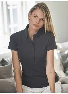 100% coton pima. Polo au look sportif et métropolitain, patte mince avec des boutons perle anthracite et col dans la même matière, coupe ajustée, épaules renforcées, double pré-rétrécissement, lavage enzymatique. Coupe féminine.