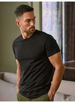 90% cotone 10% elastan. 195 g/m2. T-shirt collo rotondo da uomo, slim fit. Nastro di rinforzo sulle spalle, colletto doppio con elastan, cuciture doppie. Tessuto pre-ristretto, trattamento agli enzimi e ai siliconi. Elastan con tecnologia Full-Feeder.