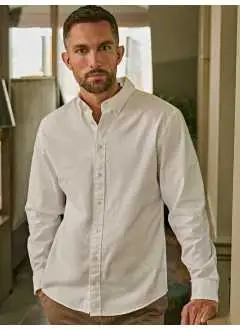 100% cotone. Camicia classica dalla vestibilità morbida, colletto button-down, carré posteriore con piega, passante interno, bordo stondato.