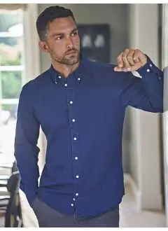 100% algodón twill. Camisa de sarga en color añil lavado para hombre, ajuste y cómodo, cuello button-down y bajo redondeado, canesú trasero con pliegue, borde redondeado.