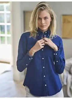 100% algodón twill. Camisa de sarga en color añil lavado para mujer, ajuste y cómodo, cuello button-down y bajo redondeado, canesú trasero con pliegue, borde redondeado.