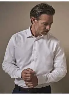 100% coton twill. Chemise élégante avec col cutaway et poignets découpés avec deux boutons, empiècement au dos, pinces au dos, ourlet arrondi. Tissu exclusif 100% double sergé