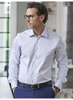 100% coton sergé teint. Chemise élégante avec col cutaway, poignets à deux boutons, empiècement au dos, plis au dos, ourlet arrondi. 100% tissu double sergé.
