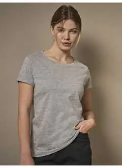 100% coton peigné. Tee-shirt à manches longues en coton à fibres longues de qualité supérieure, manches enroulées avec couture de maintien large encolure, minces côtes, Coupe féminine. Col. 007: 85% cot. 15% vis.