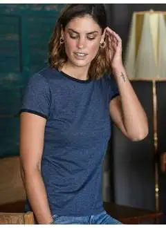 100% coton peigné. T-shirt femme avec loose fit, en single jersey, manches et col avec bord contrasté, bande de renfort sur les épaules. Col. 324/200: 50% cot. 50% pol.