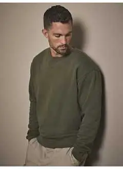 310 g/m², 70% coton ringspun, 30% polyester. Coton égyptien à longues fibres, surface douce, couleurs éclatantes grâce à une double teinture, intérieur brossé, bord-côte en lycra pour un meilleur maintien, surpiqûres.